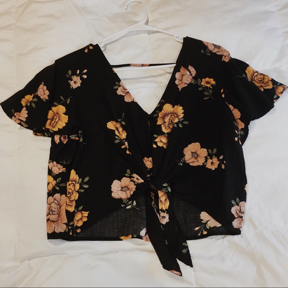 MOVING SALE❤️ Lose cropped top🌼